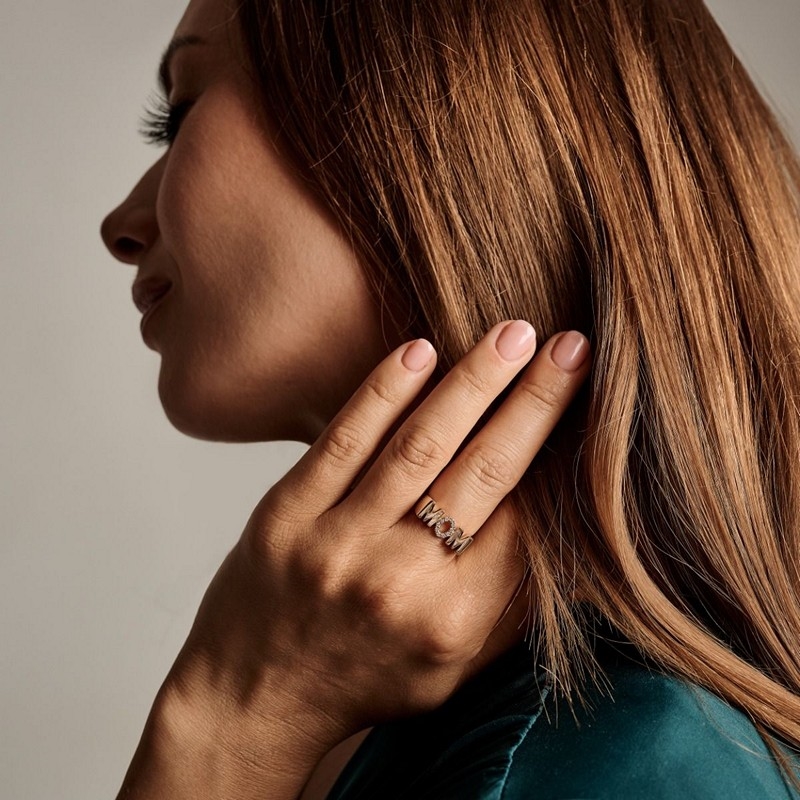 MOM Diamantring i 14 kt guld med i alt 0,05ct diamanter  2